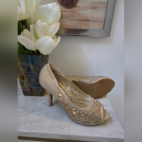 Gold heel Shoes - Picture 3 of 5